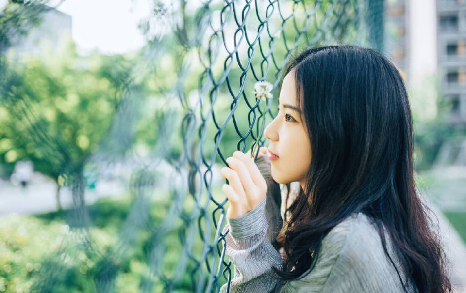 “嗯，家父最近身体不适，妾身明日想回娘家一趟。”美妇有些为难的看向刘璝，毕竟自己夫君久在军中，难得回来，自己却不能够陪伴左右，心中有些愧疚。